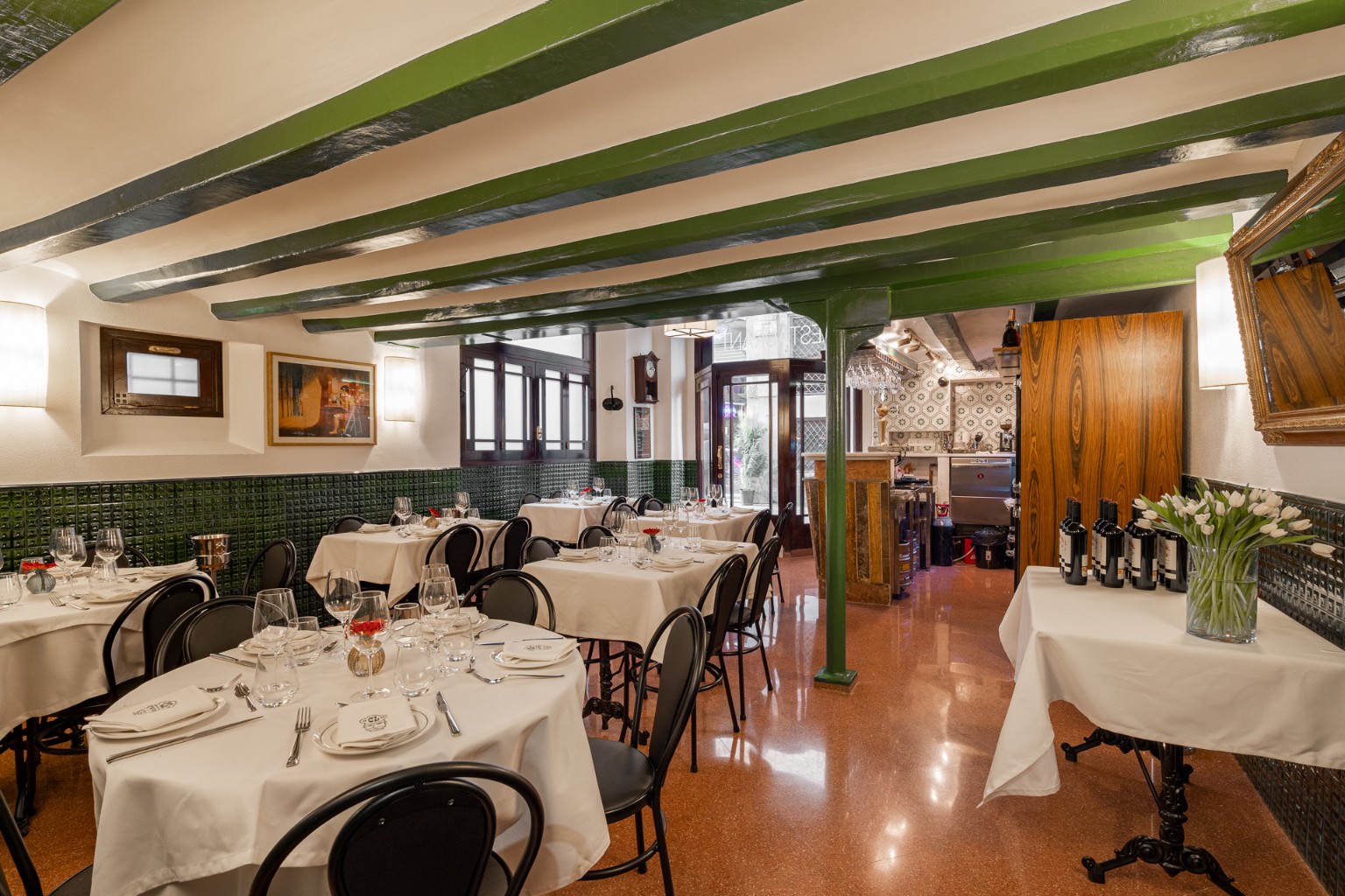 Menjador de Can Lluís, amb taules parades i detalls històrics del restaurant
