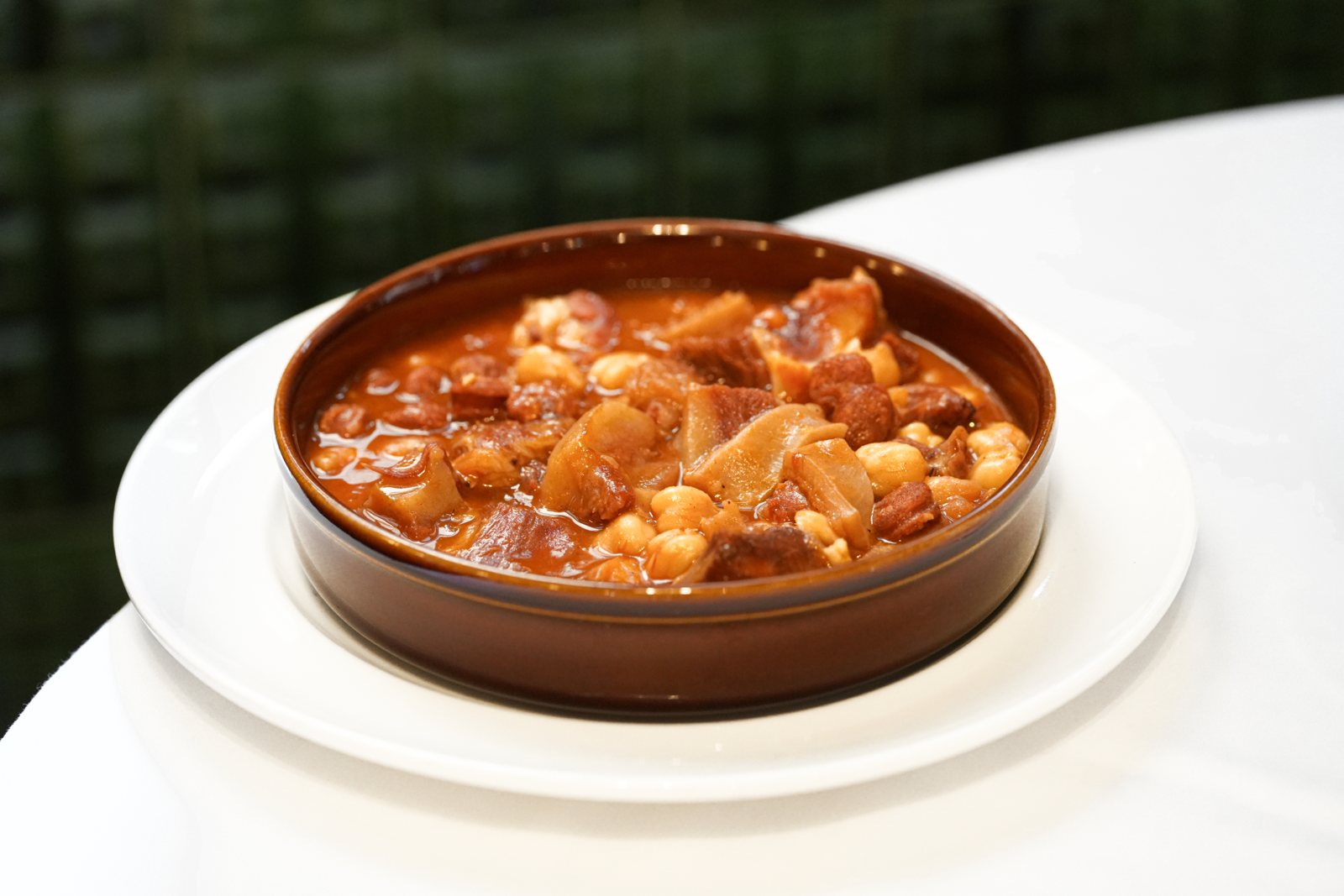 Cap i pota amb xistorra i cigrons de Can Lluís, en cassola de fang