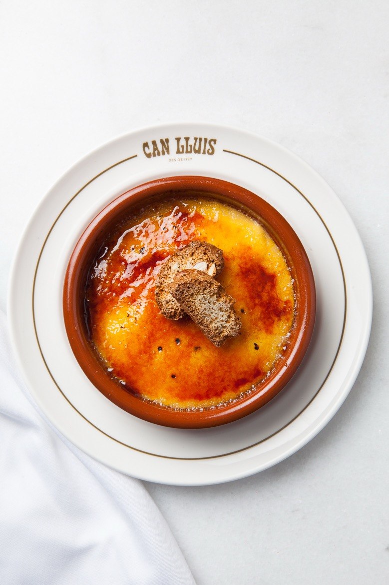 Crema catalana cremada amb carquinyolis de Can Lluís, en cassoleta de fang