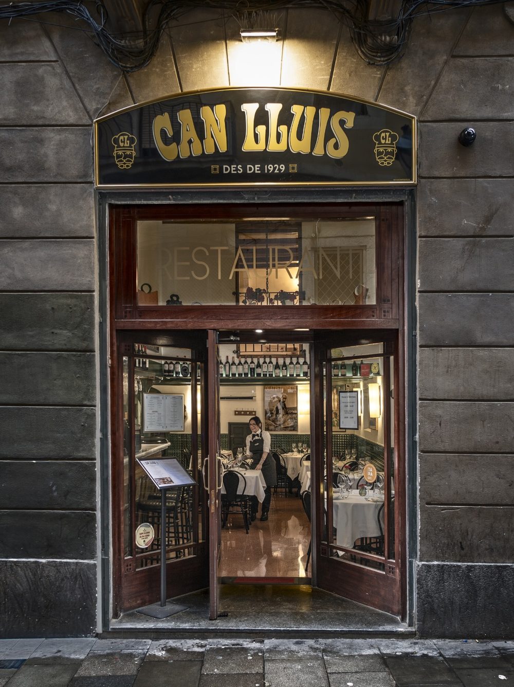 Entrada del restaurant Can Lluís, amb el rètol «Des de 1929»