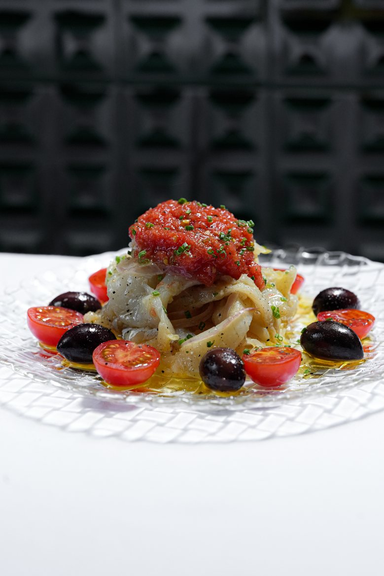 Esqueixada de bacallà amb tomàquet i olives negres, a Can Lluís