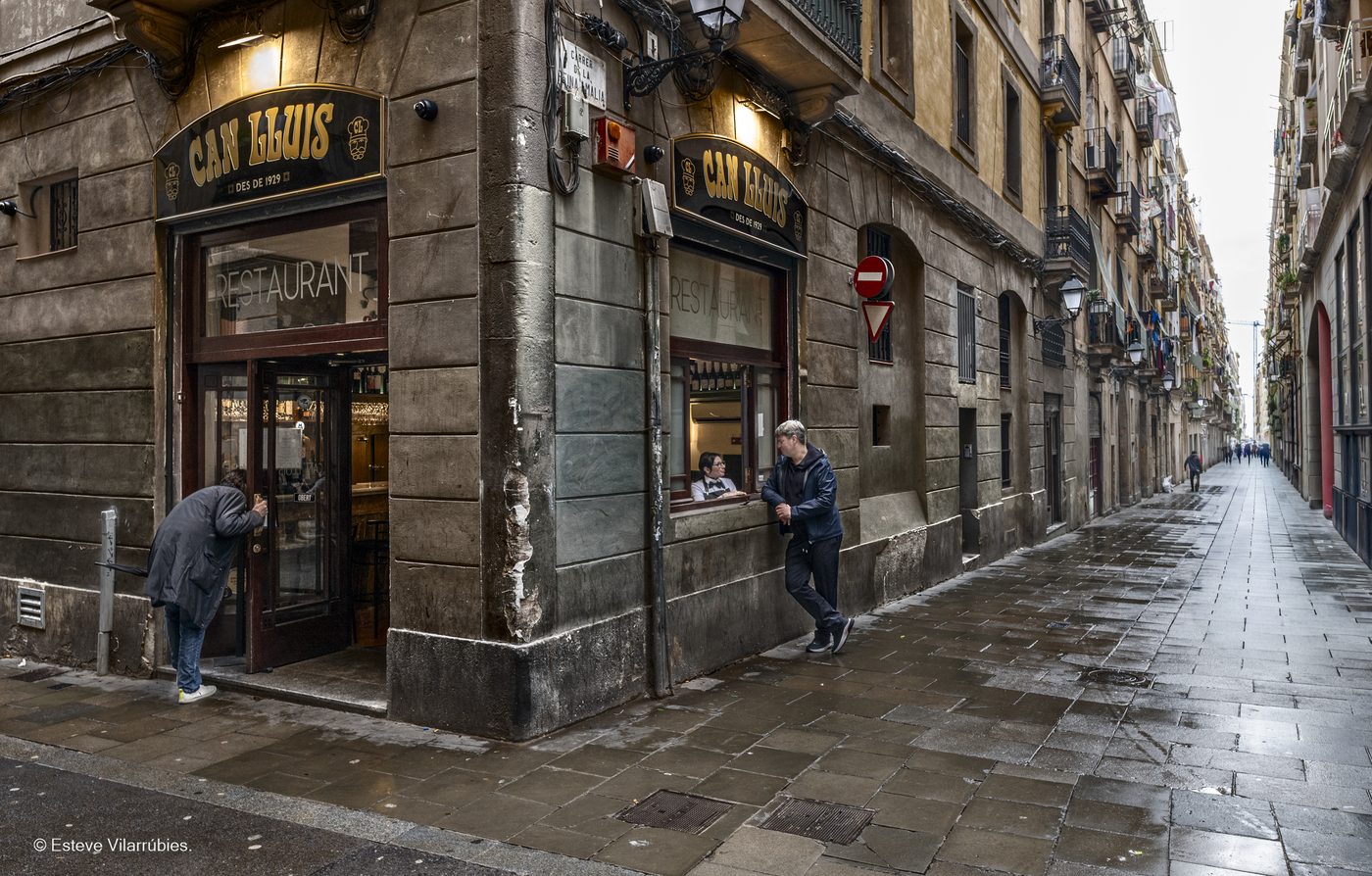 Façana de Can Lluís a la cantonada del carrer de la Cera amb Reina Amàlia, al Raval