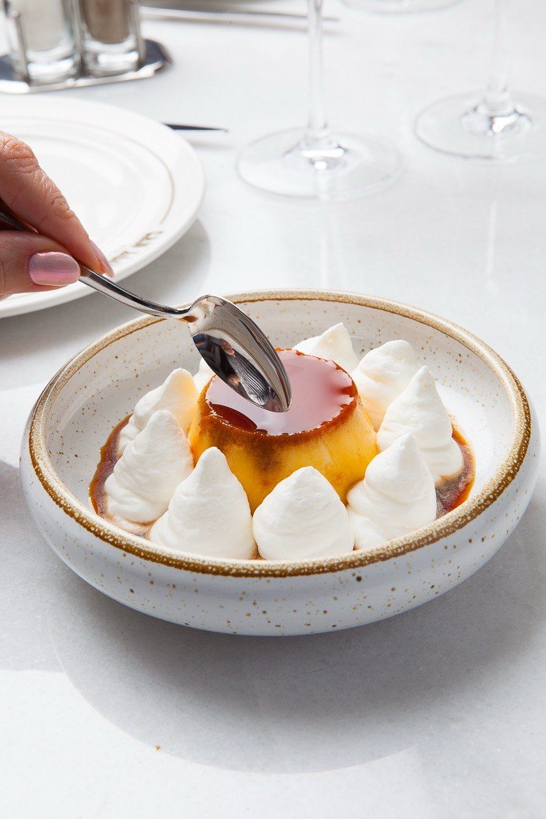 Flam casolà amb nata muntada i caramel, a Can Lluís