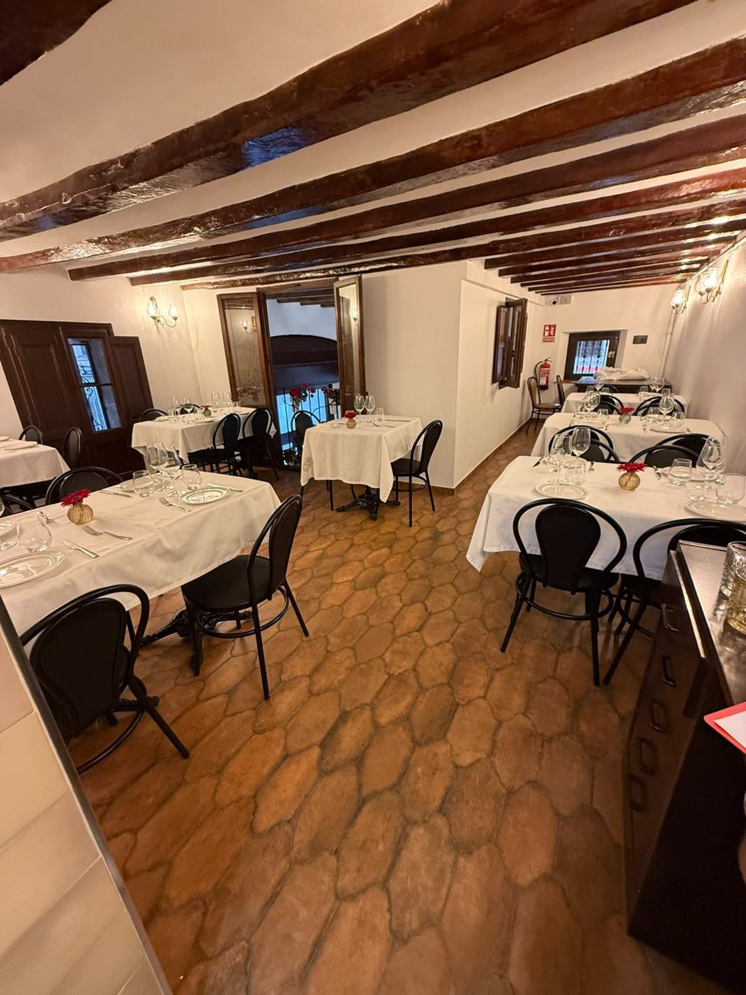 Sala del pis de dalt de Can Lluís, amb balcó
