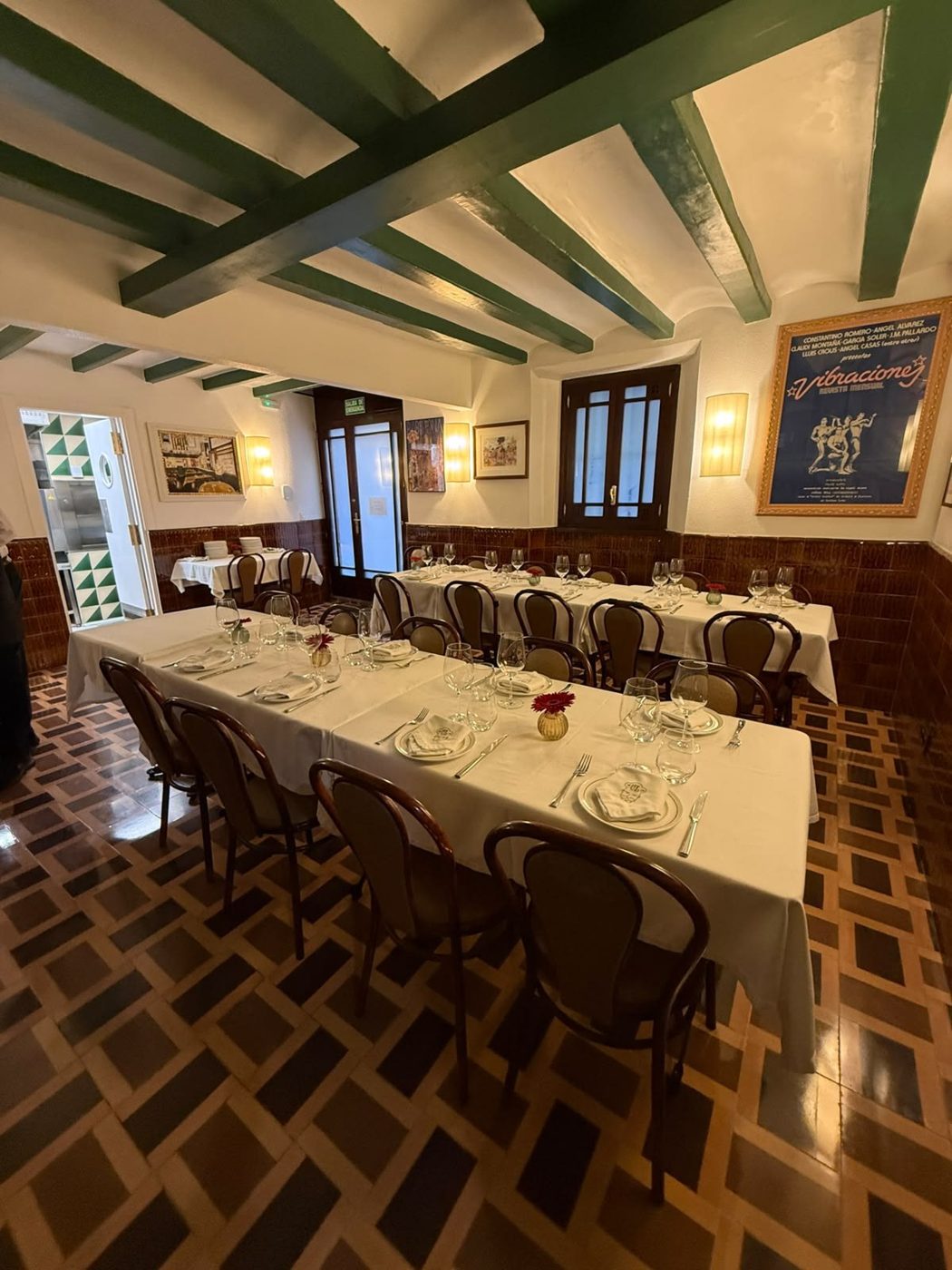 Sala 2 de la planta baixa de Can Lluís, amb una taula llarga per a grups