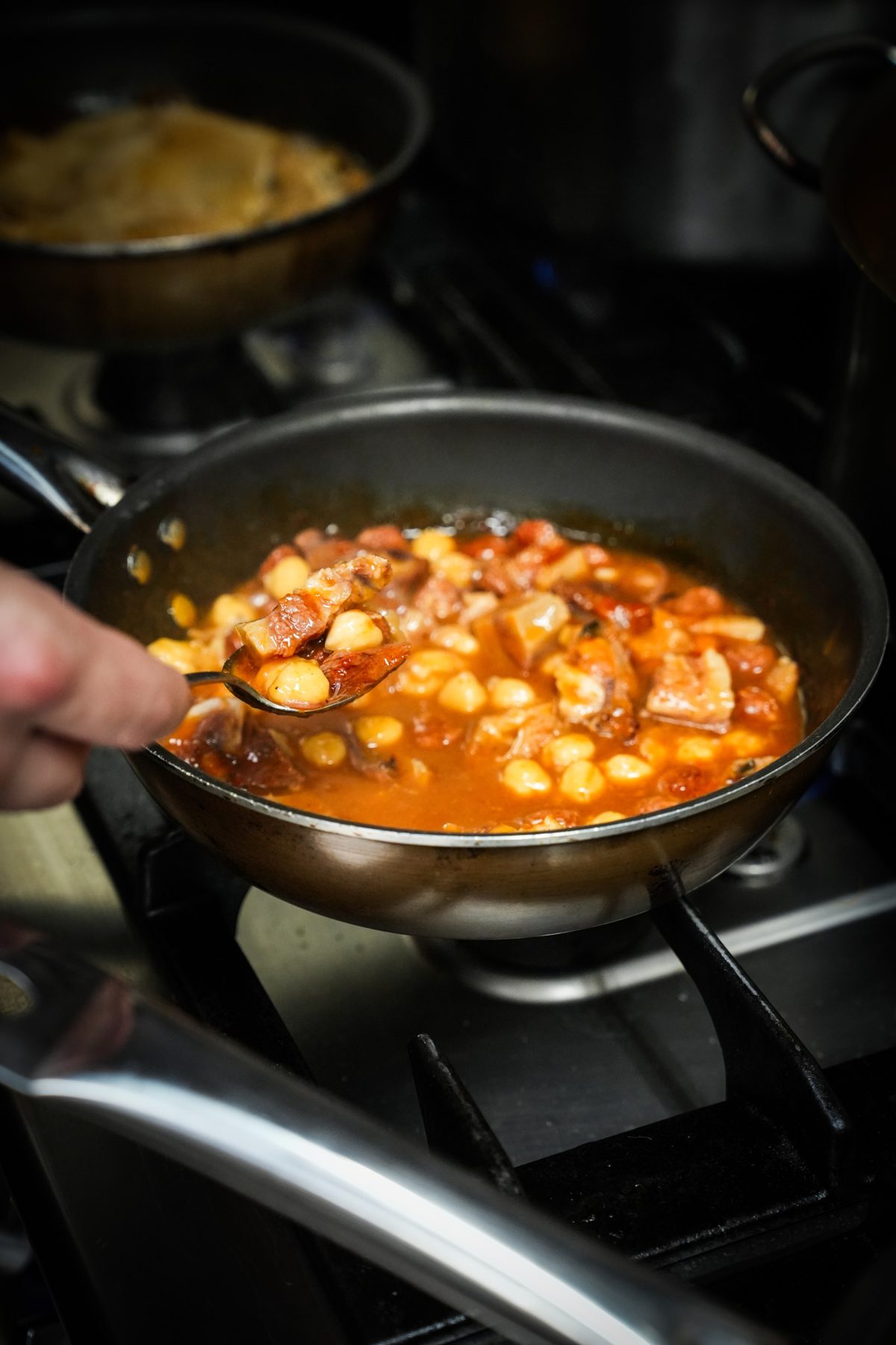 Cap i pota amb cigrons, a la paella